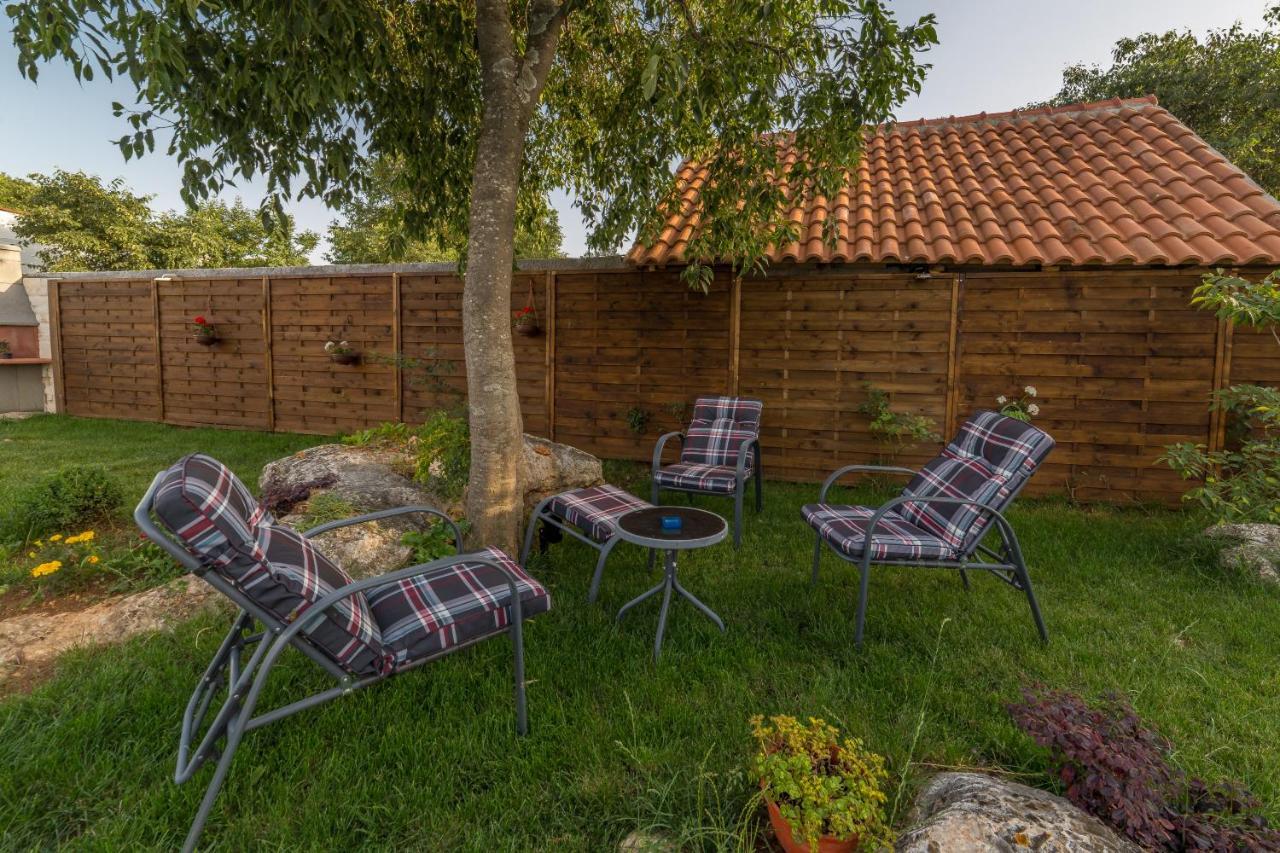 Villa Kuca Za Odmor Joko I Jeka à Bogatić Extérieur photo