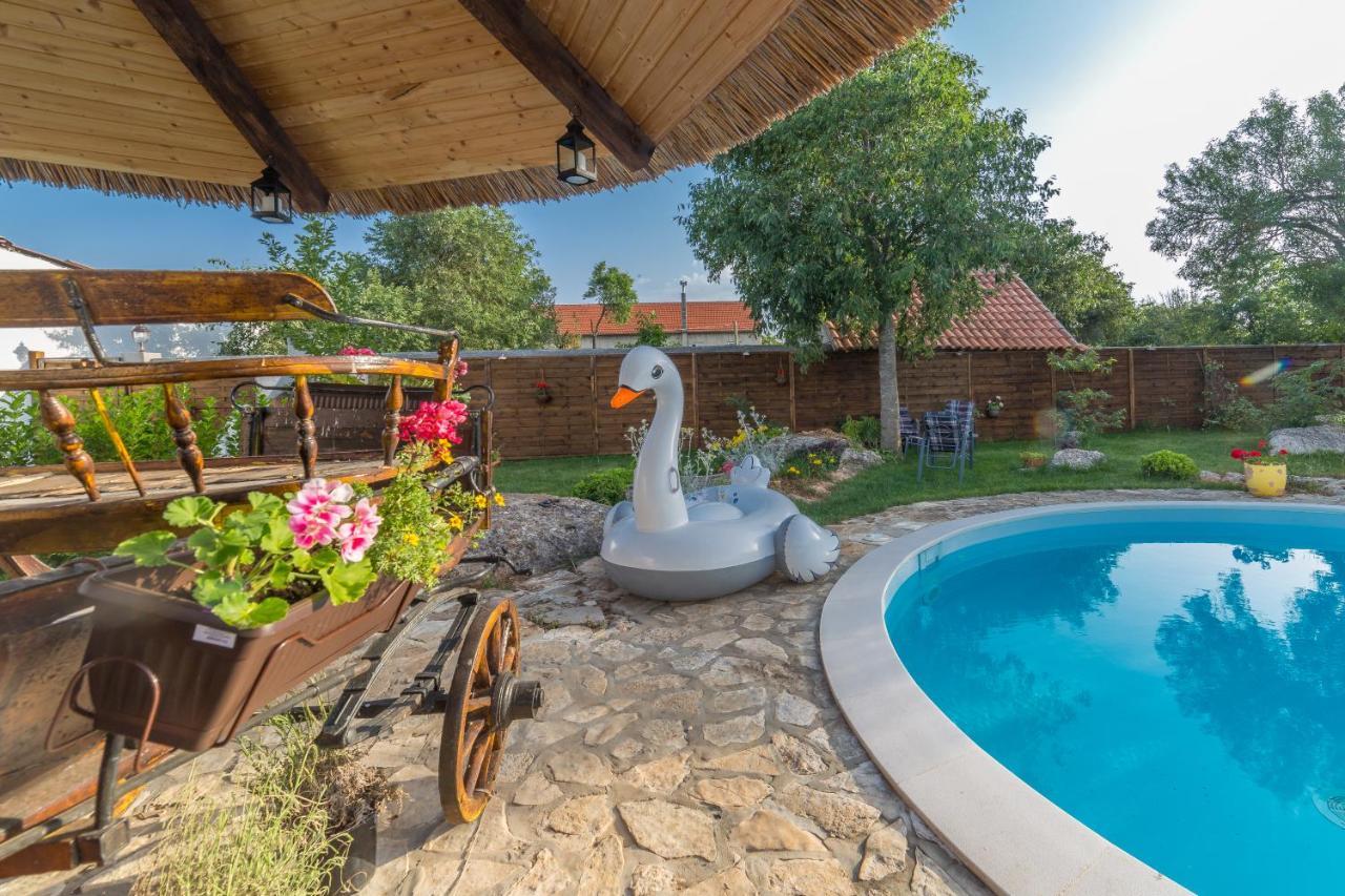 Villa Kuca Za Odmor Joko I Jeka à Bogatić Extérieur photo