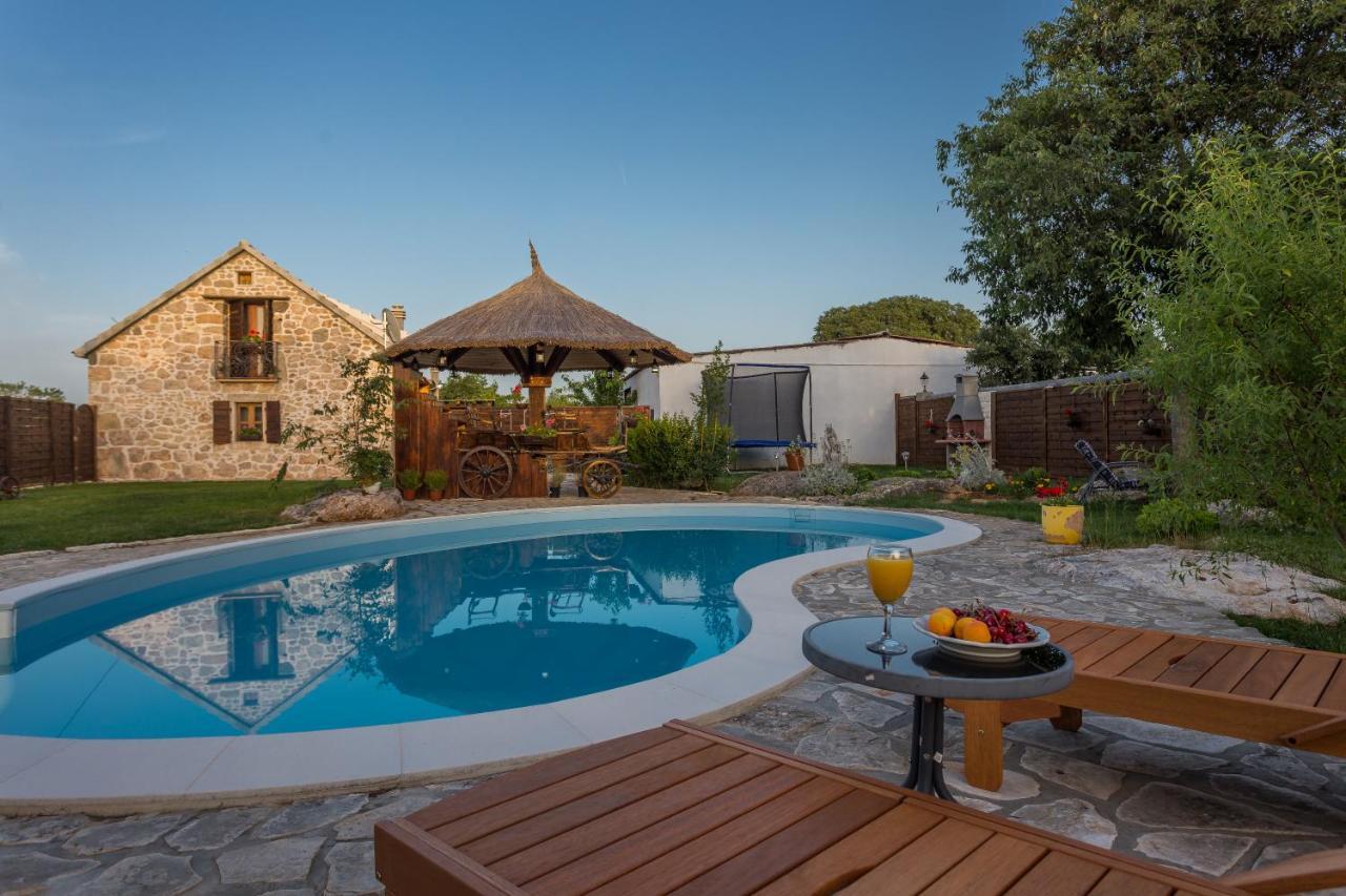 Villa Kuca Za Odmor Joko I Jeka à Bogatić Extérieur photo