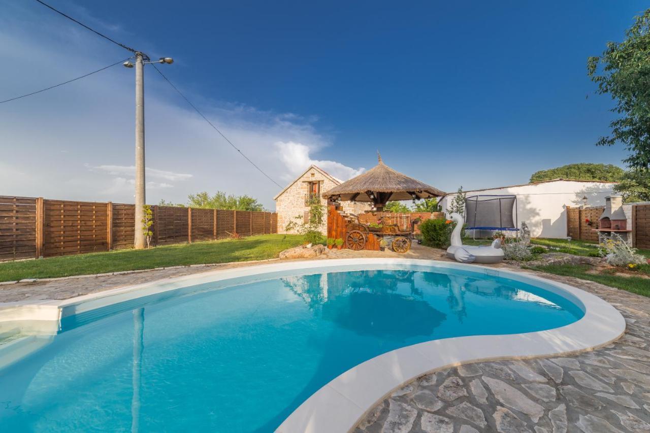 Villa Kuca Za Odmor Joko I Jeka à Bogatić Extérieur photo